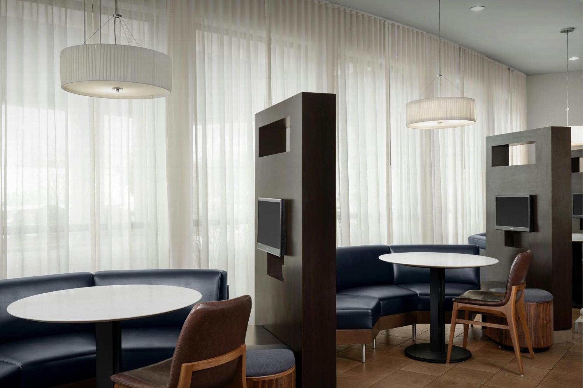 Courtyard By Marriott Salisbury Hotel Bagian luar foto