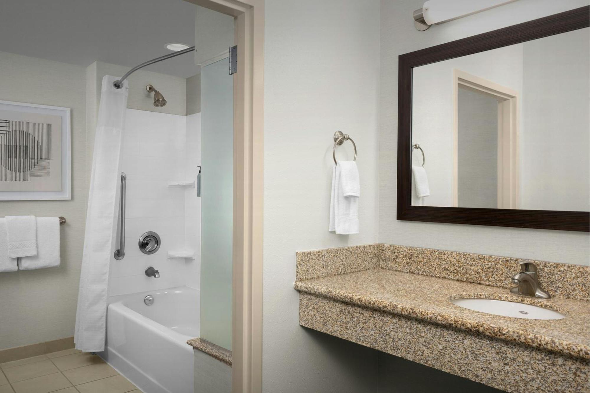 Courtyard By Marriott Salisbury Hotel Bagian luar foto